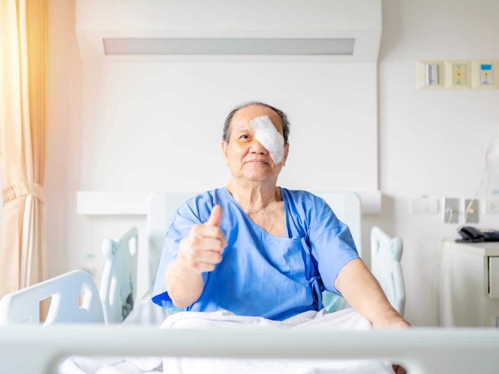 O que o celular pode causar nos olhos depois da cirurgia de catarata?