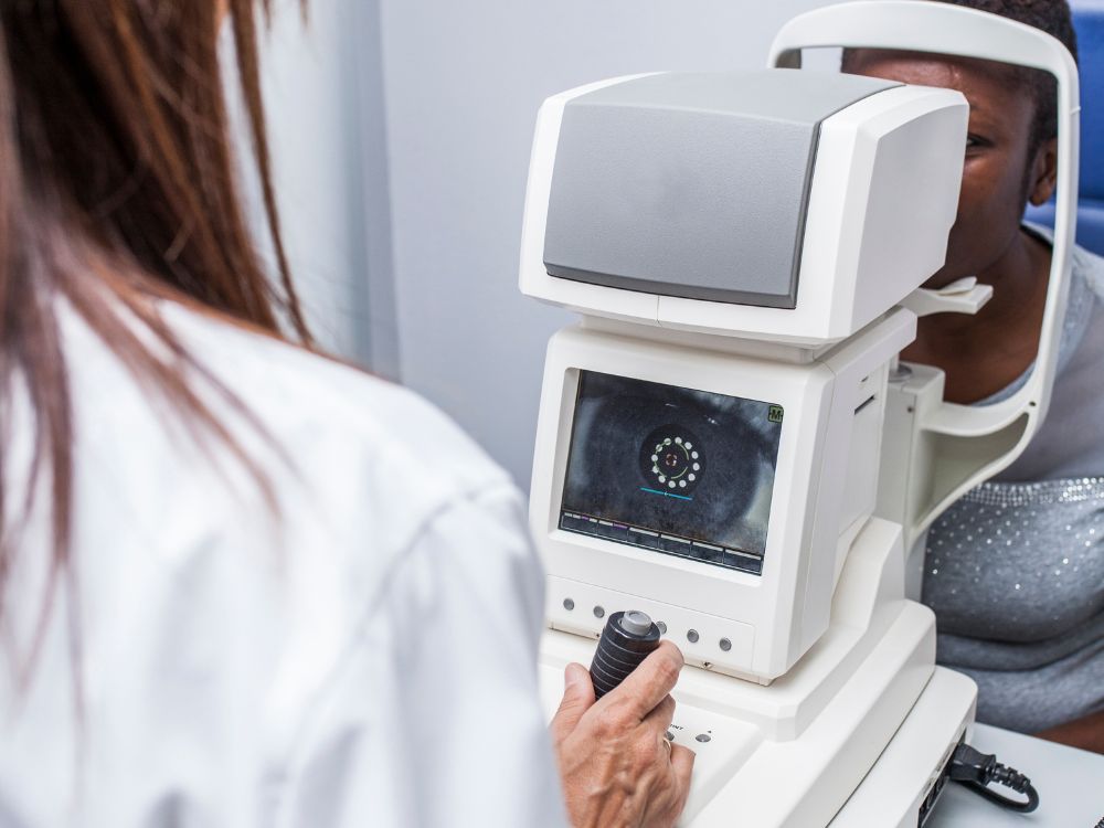 o médico visualiza a retina por meio do exame de retinografia