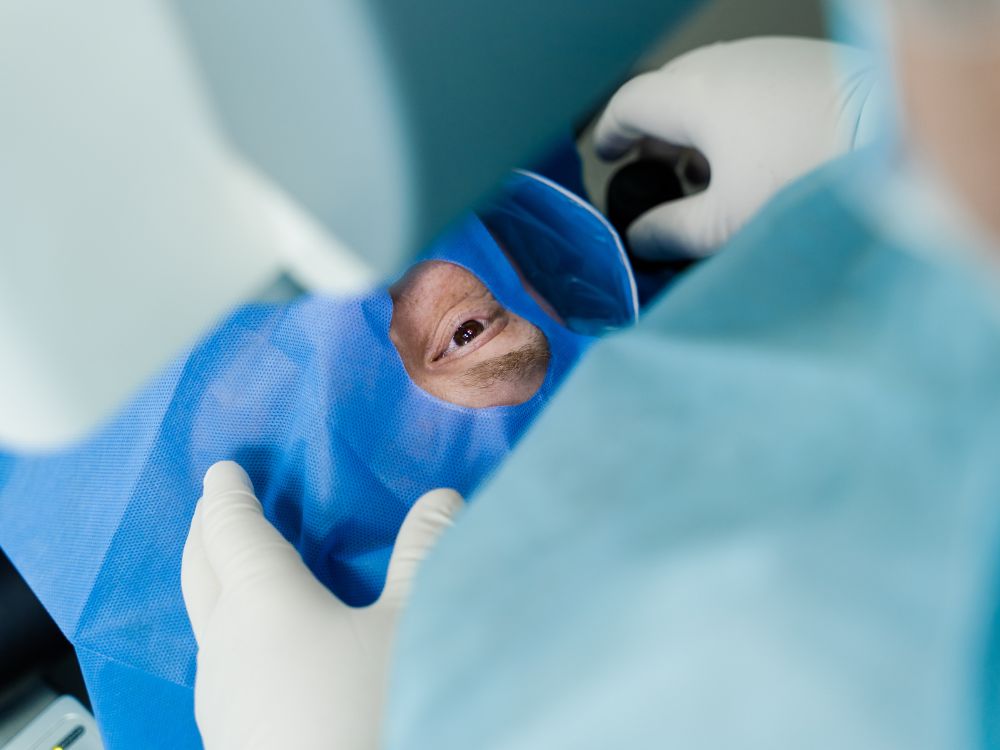 Paciente preparado para cirurgia oftalmológica, evidenciando o tratamento de catarata e a importância do diagnóstico precoce dos primeiros sinais.