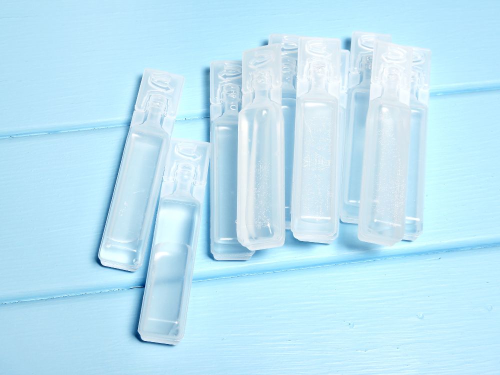 Ampolas de soro fisiológico, ideais para lavar o olho com soro fisiológico de forma segura.